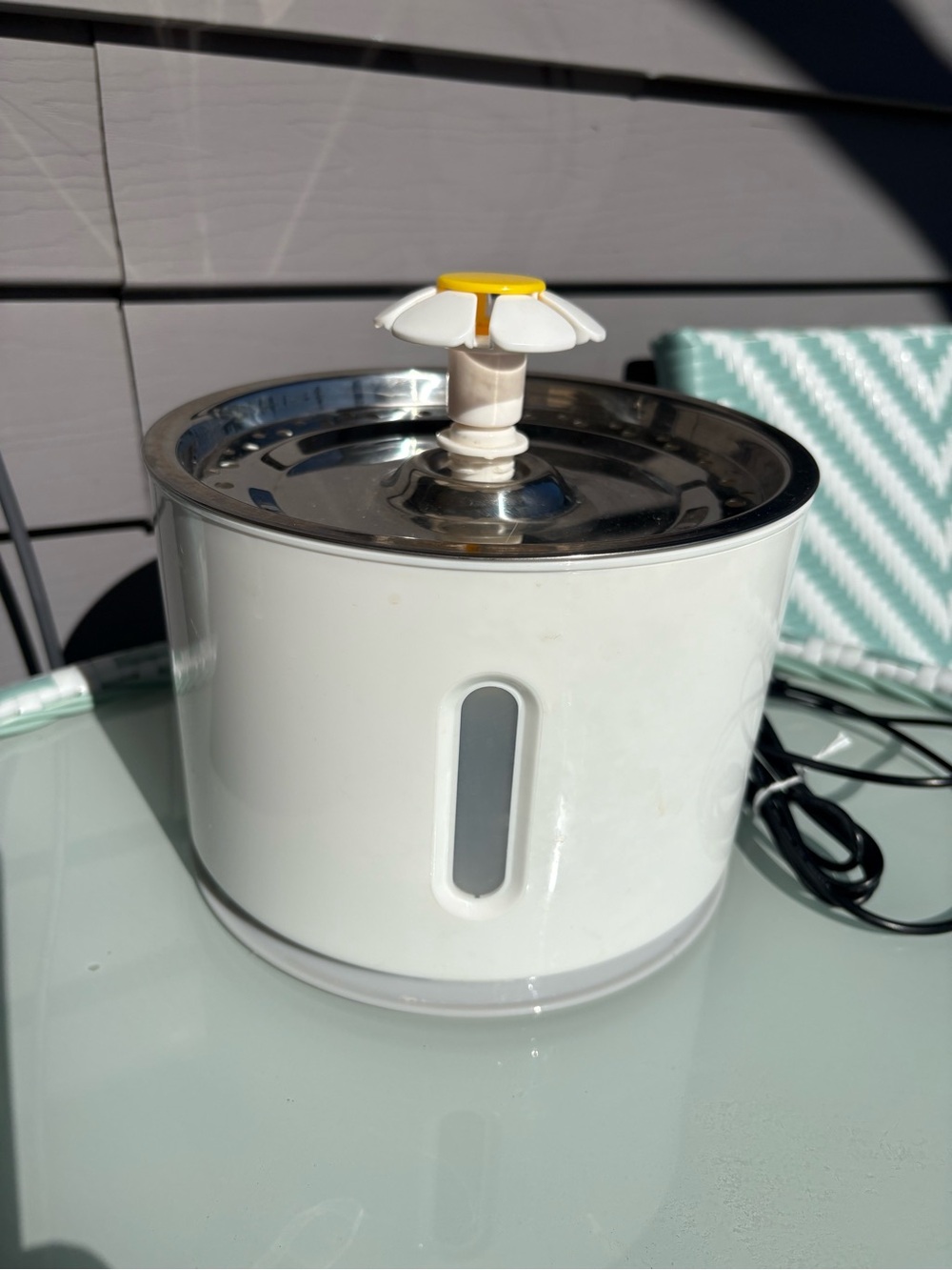 White Electric Pet Fountain with Yellow Daisy Spout